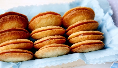 Galletas crujientes de coco rellenas de dulce de leche