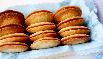 Galletas crujientes de coco rellenas de dulce de leche