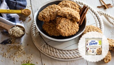 Galletas de avena veganas con plátano, canela y leche condensada vegetal