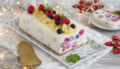 Tarta helada de queso y leche condensada, con piña y frutos rojos