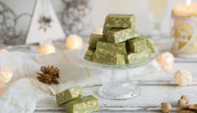 Turrón de té matcha, leche condesada y cacahuetes
