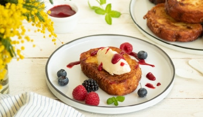 Torrija con helado de torrija y coulis de frutos rojos