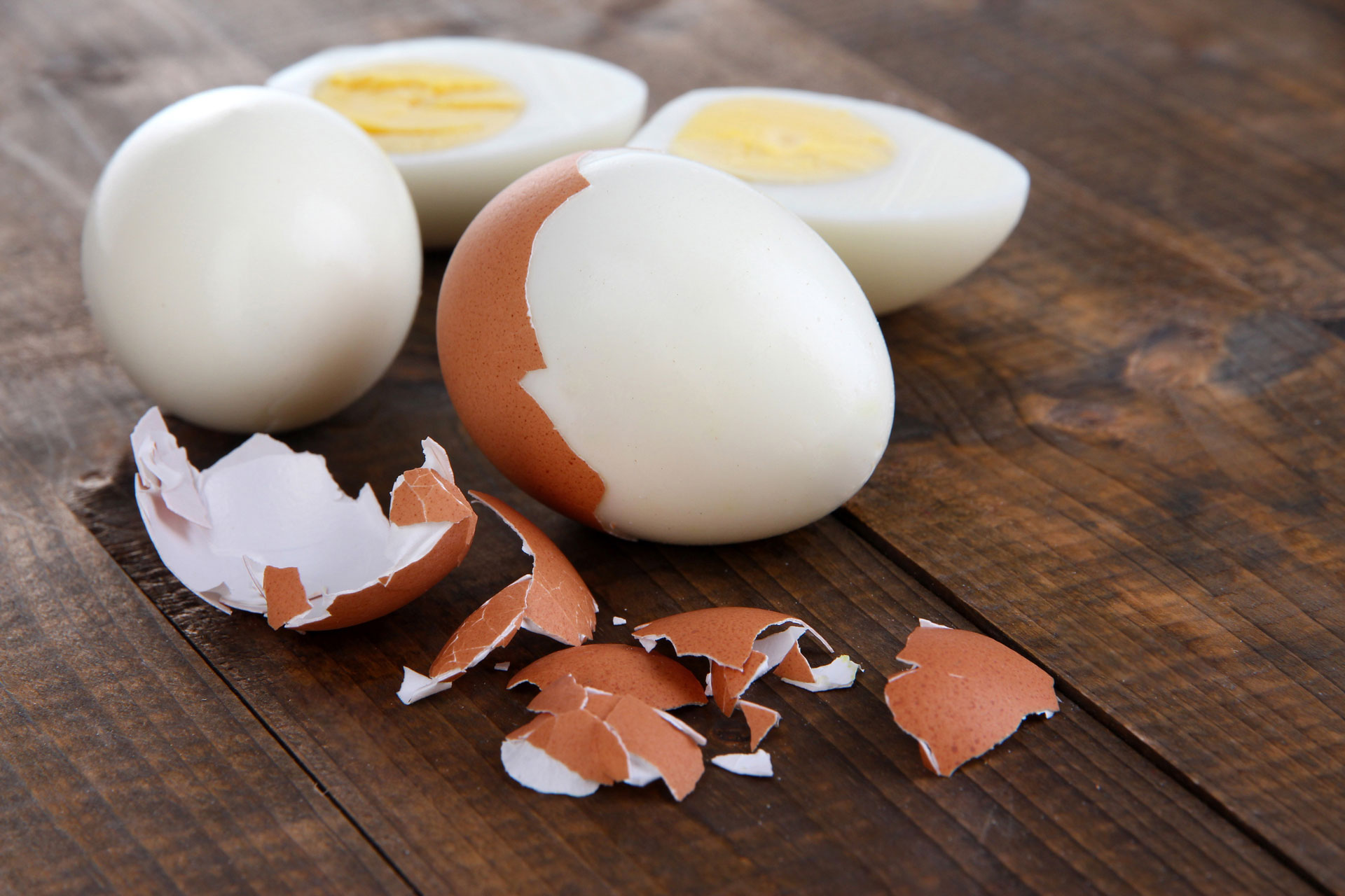 Huevos cocidos en tazas de huevo y zumo de naranja sobre la mesa