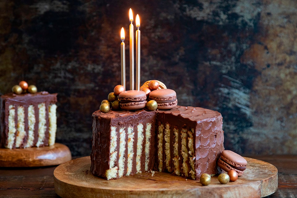 Prepara una tarta de cumpleaños de chocolate casera | Nestlé Cocina