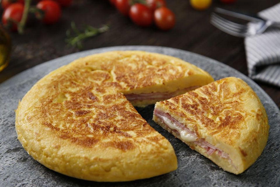 Tortilla de patatas con jamón y queso