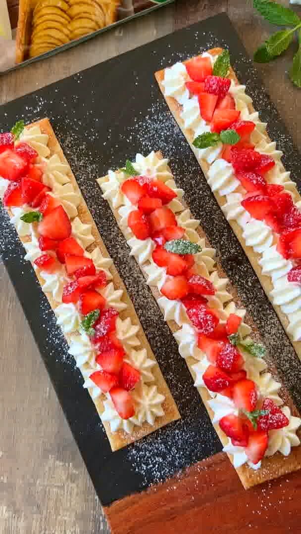 Tiras de hojaldre con nata y fresas