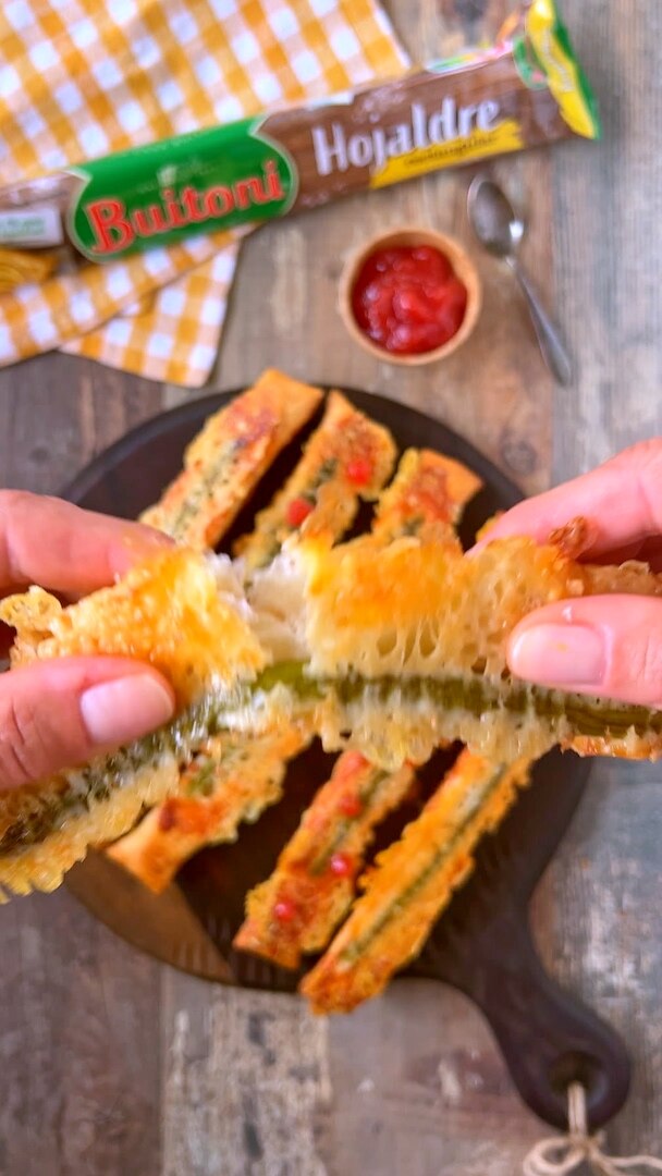 Crujiente de parmesano con hojaldre y espárragos