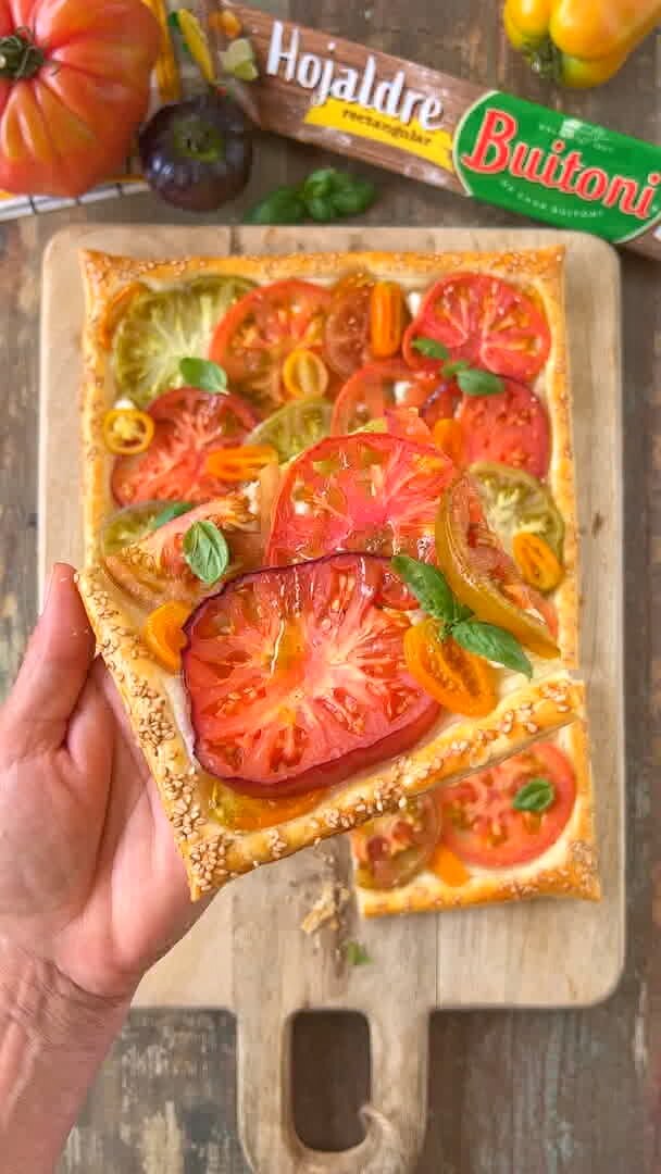 Hojaldre con tomates y queso de cabra