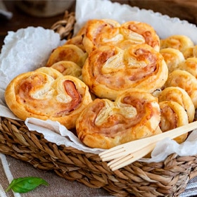 Palmeritas de hojaldre con queso y jamón dulce