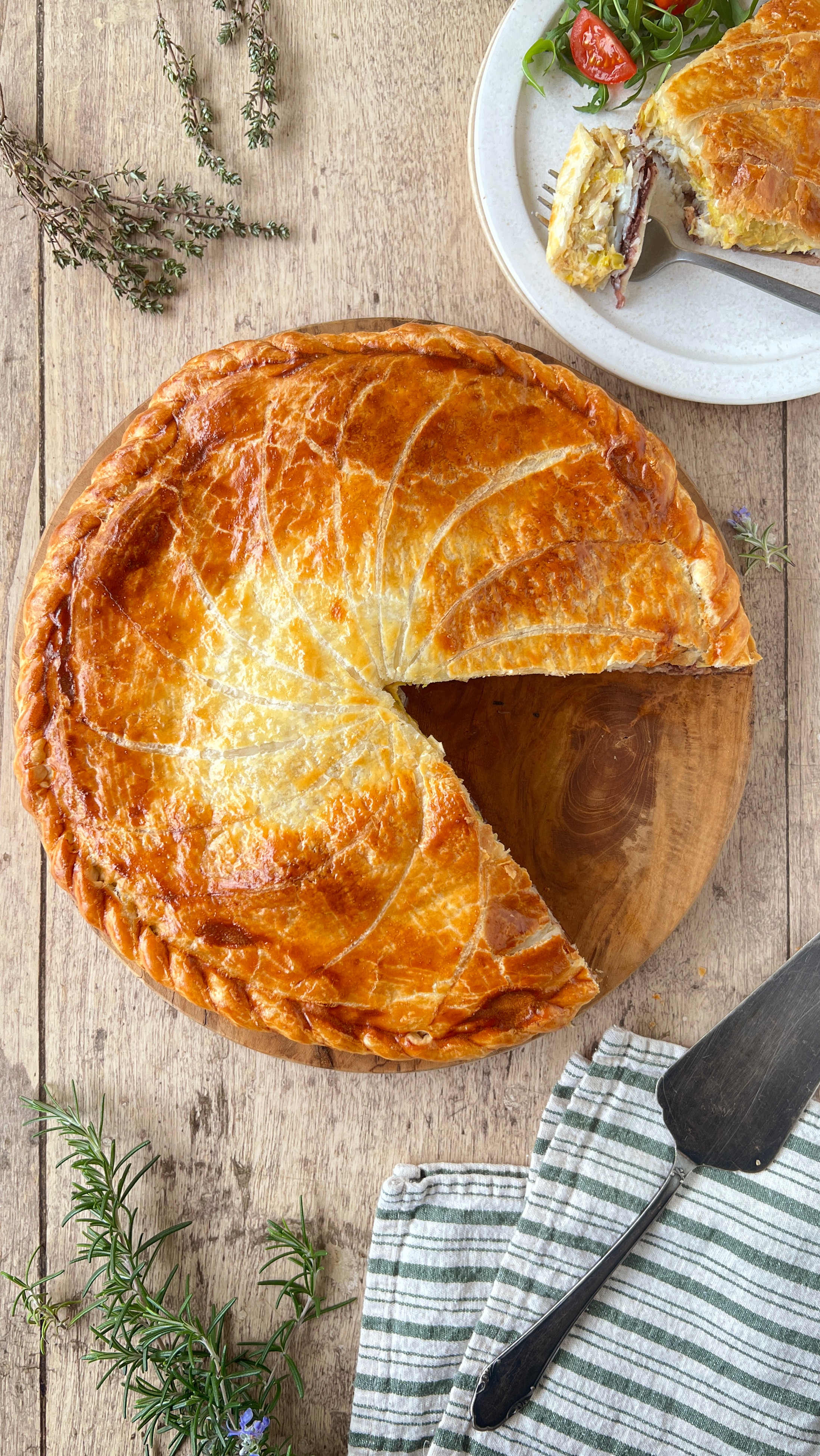 Pastel de puerros, bacalao y olivada 