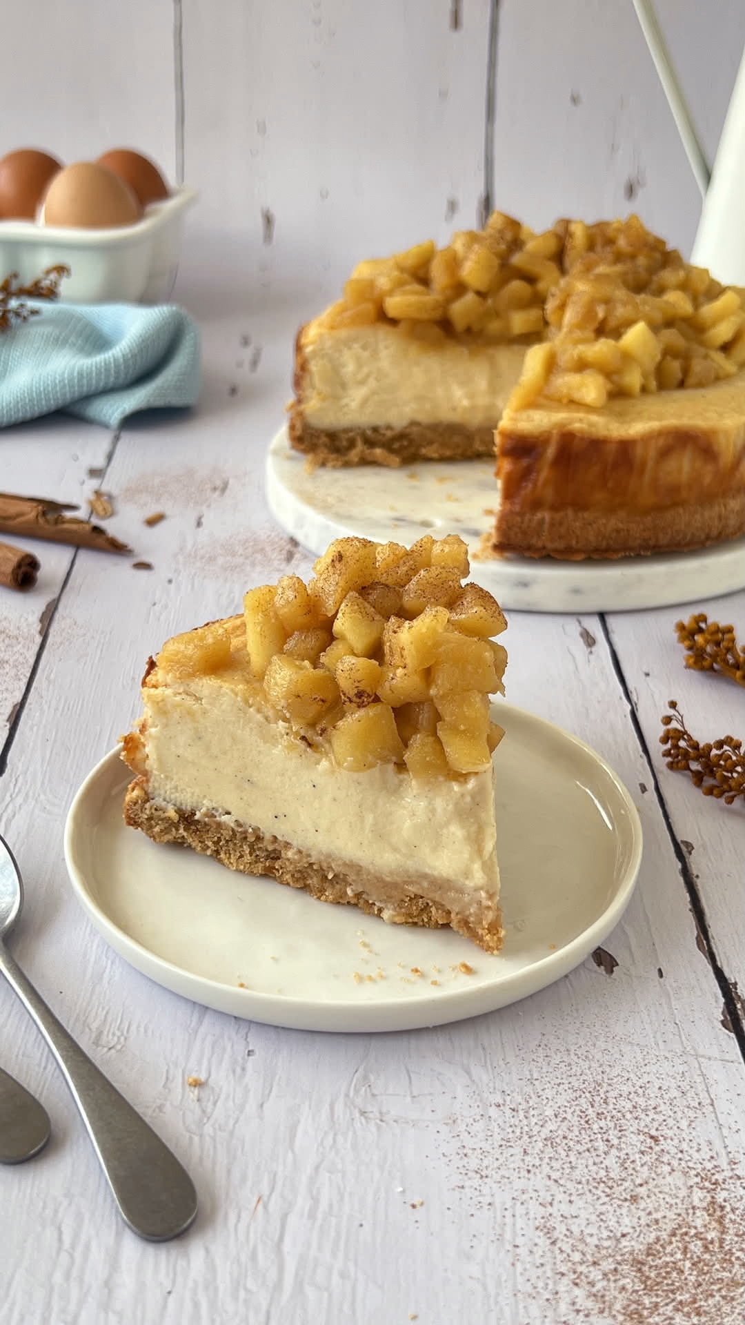 Tarta de queso con manzana caramelizada y canela 