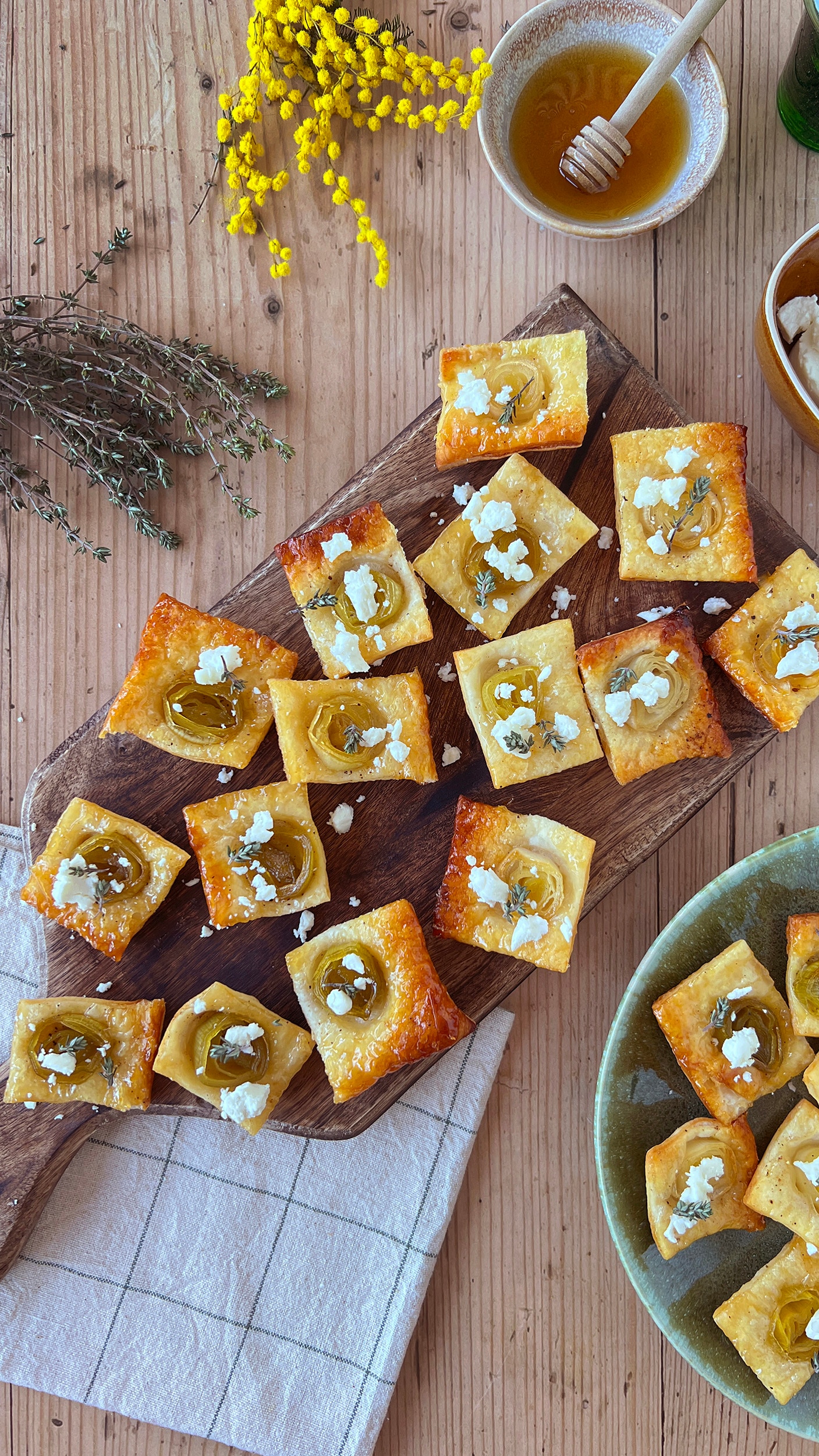 30 canapés rápidos de puerros caramelizados con queso de cabra
