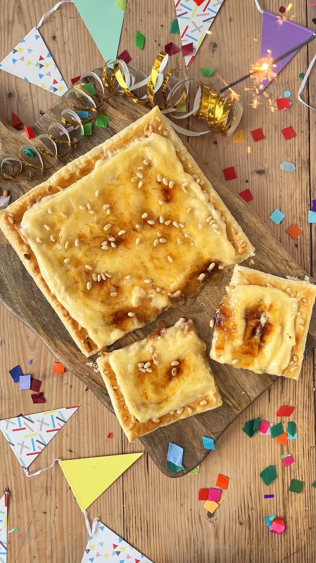 Coca de San Juan con crema quemada