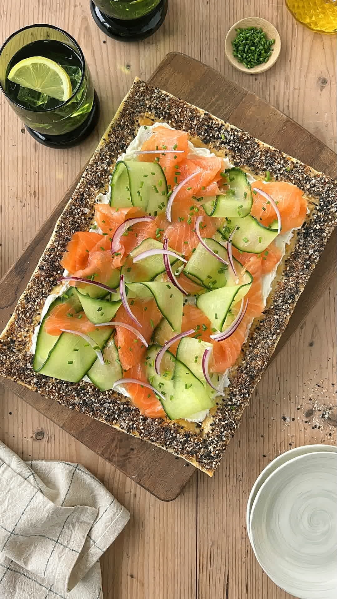 Hojaldre de salmón ahumado con borde de semillas