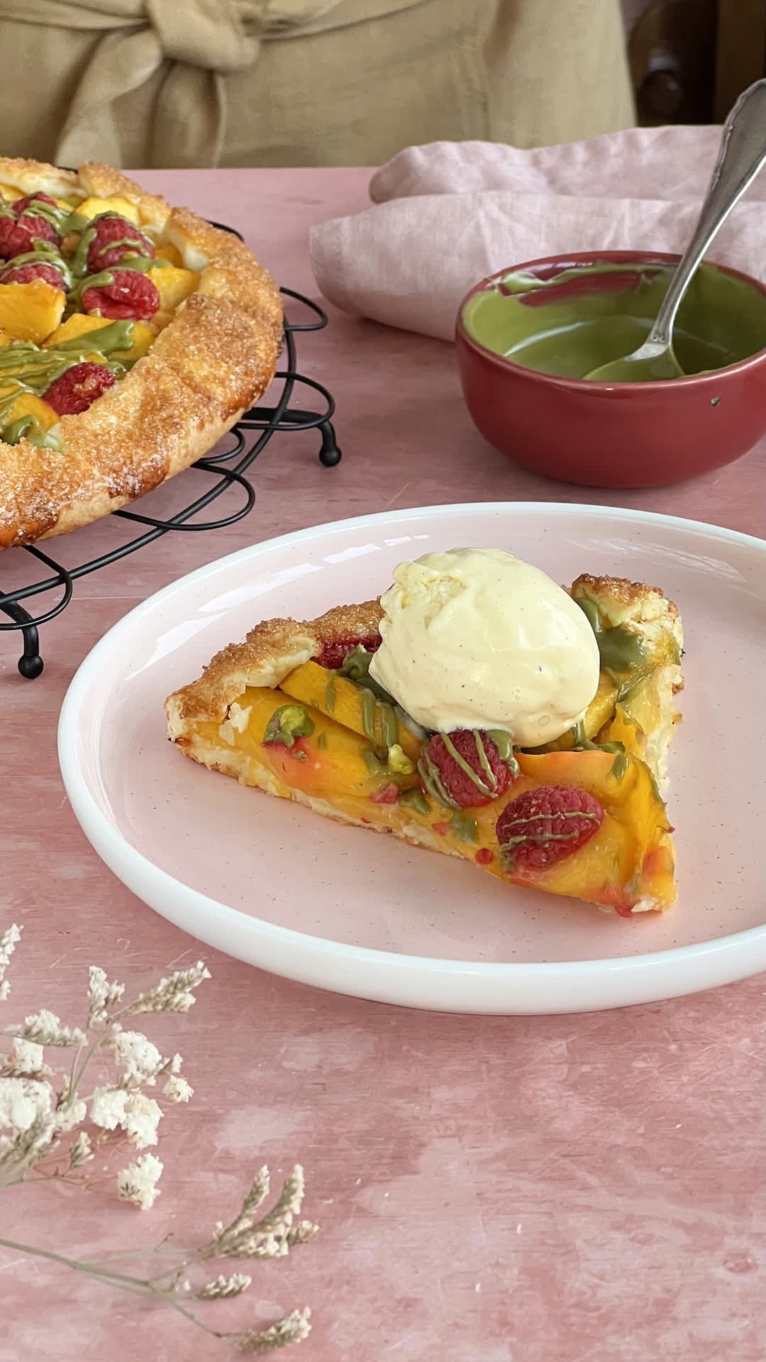 Galette de melocotón, frambuesas y pistachos