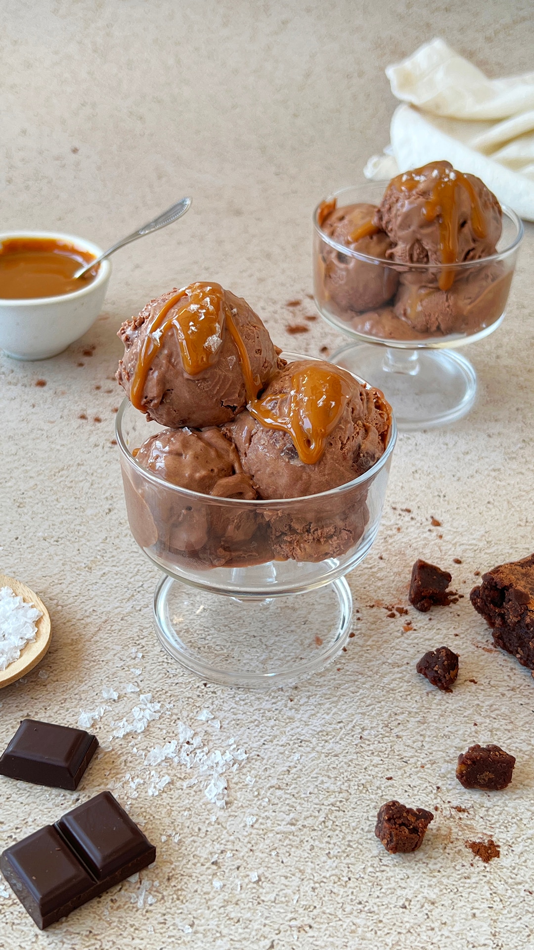 Helado de chocolate y caramelo salado