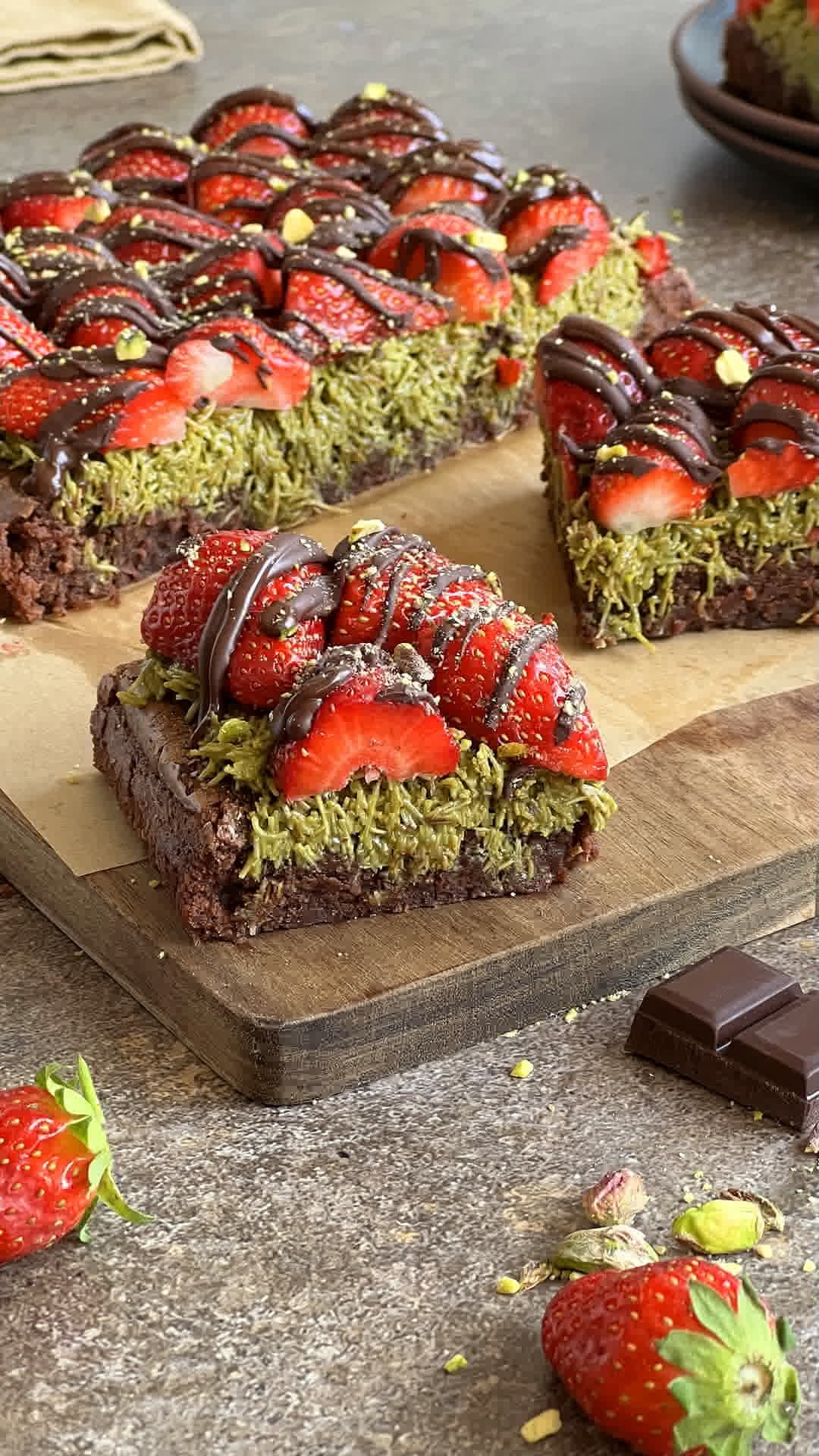 Brownie de chocolate Dubái y fresas