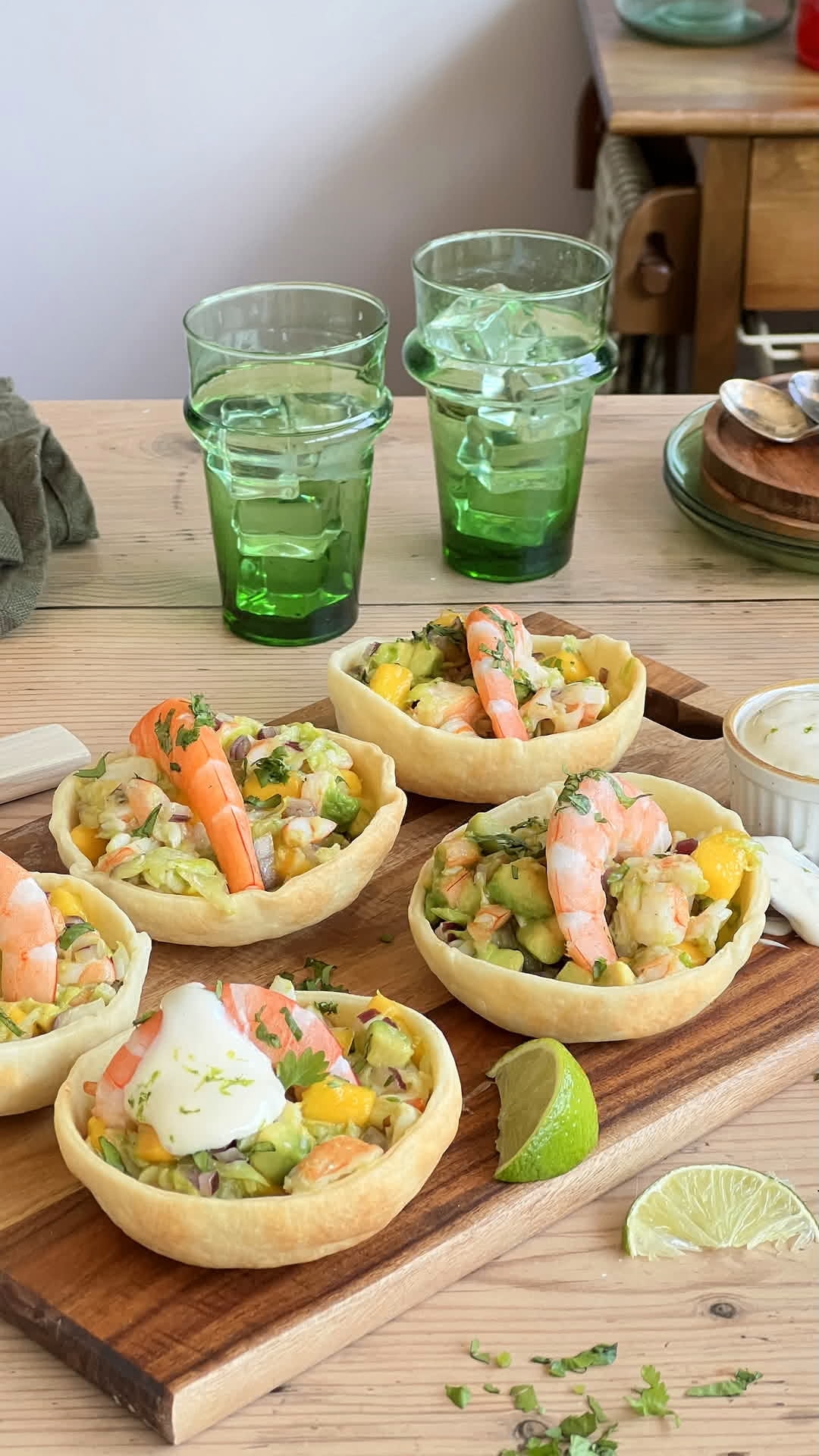 Ensalada de langostinos en empanadas argentinas