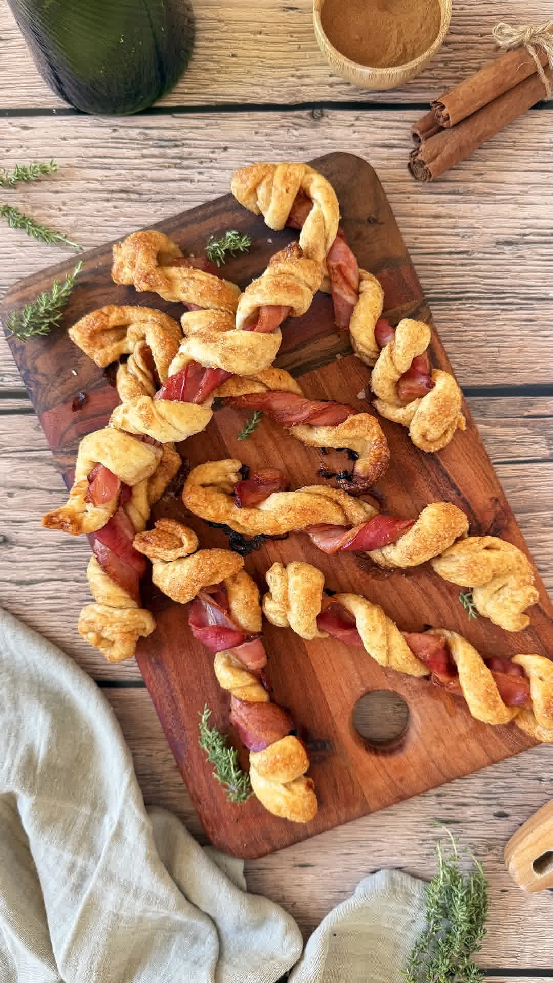 Rollitos cinnamon de hojaldre y bacon