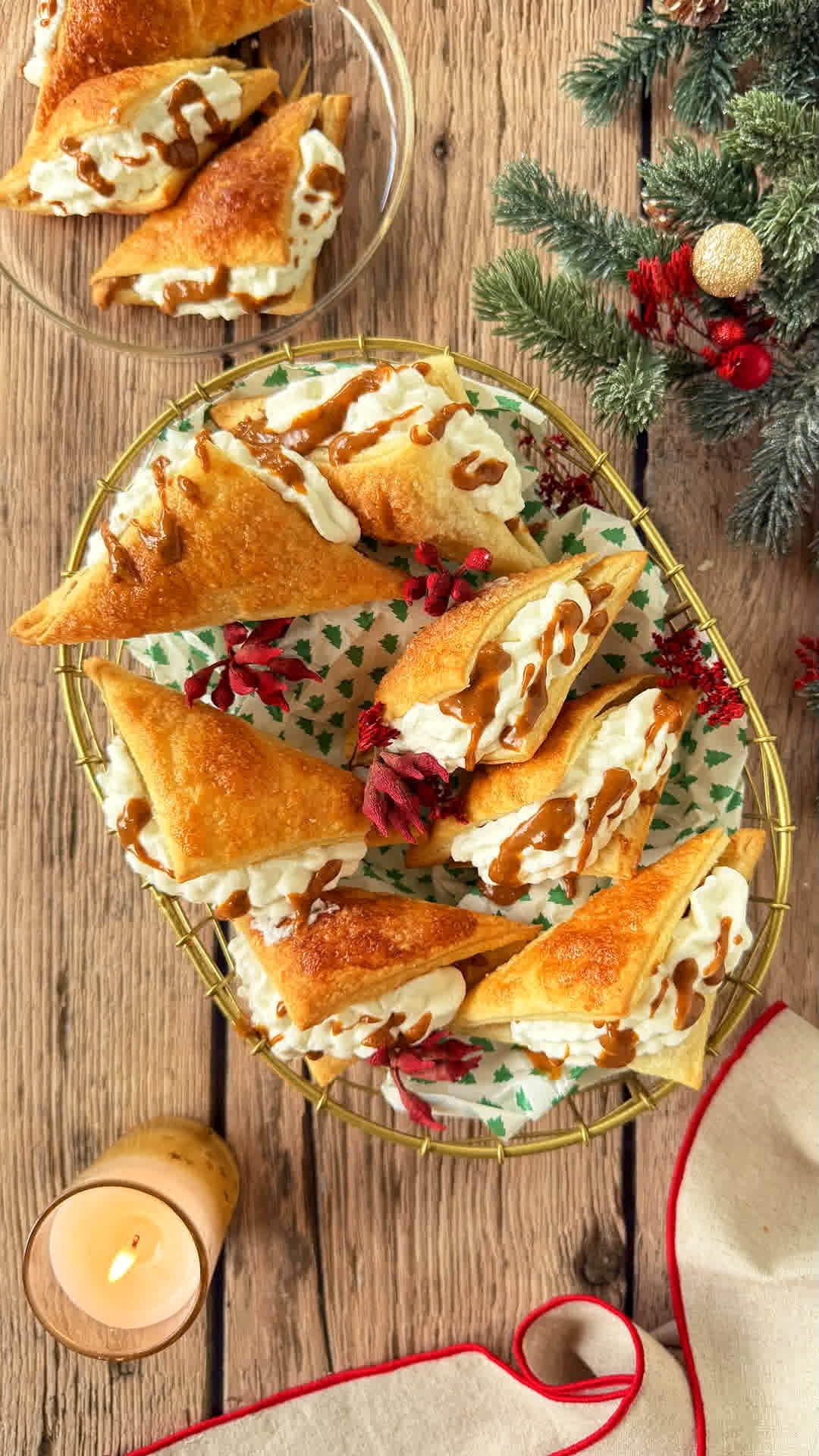 Triángulos de hojaldre con nata y Lotus Biscoff