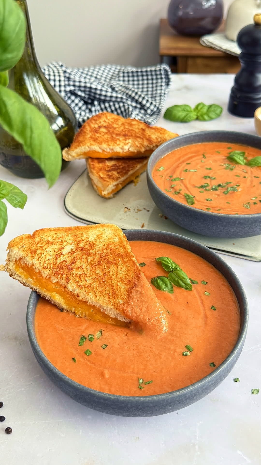 Crema de tomate con sándwich de queso