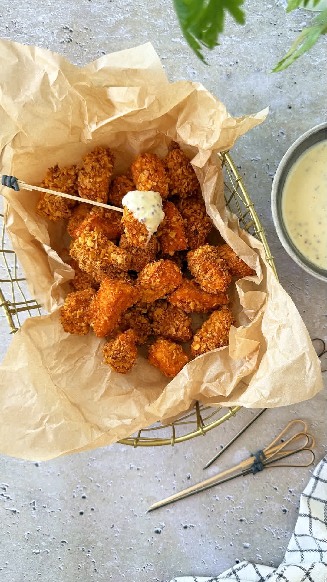 Palomitas de salmón con salsa de mostaza