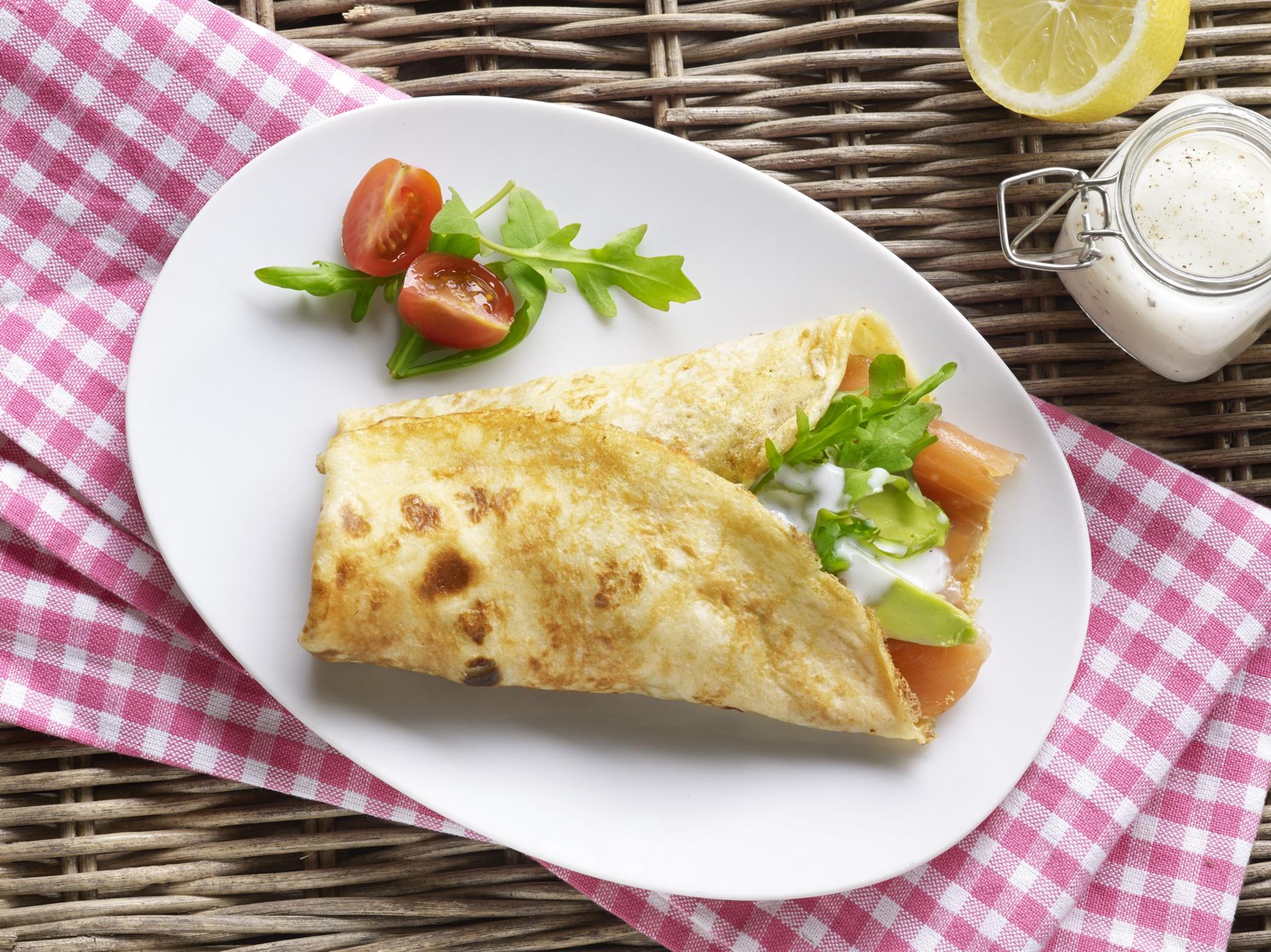 Rollos de creps con salmón y ensalada