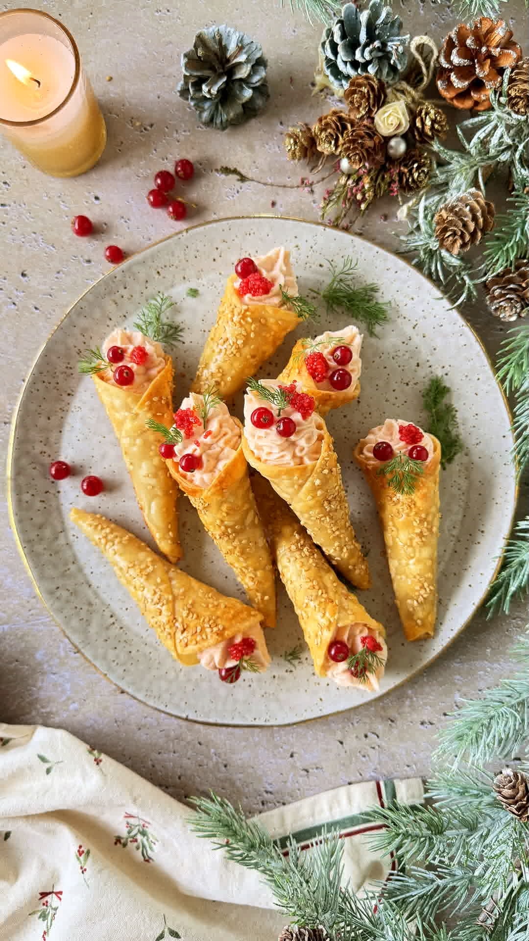 Conos con mousse de salmón