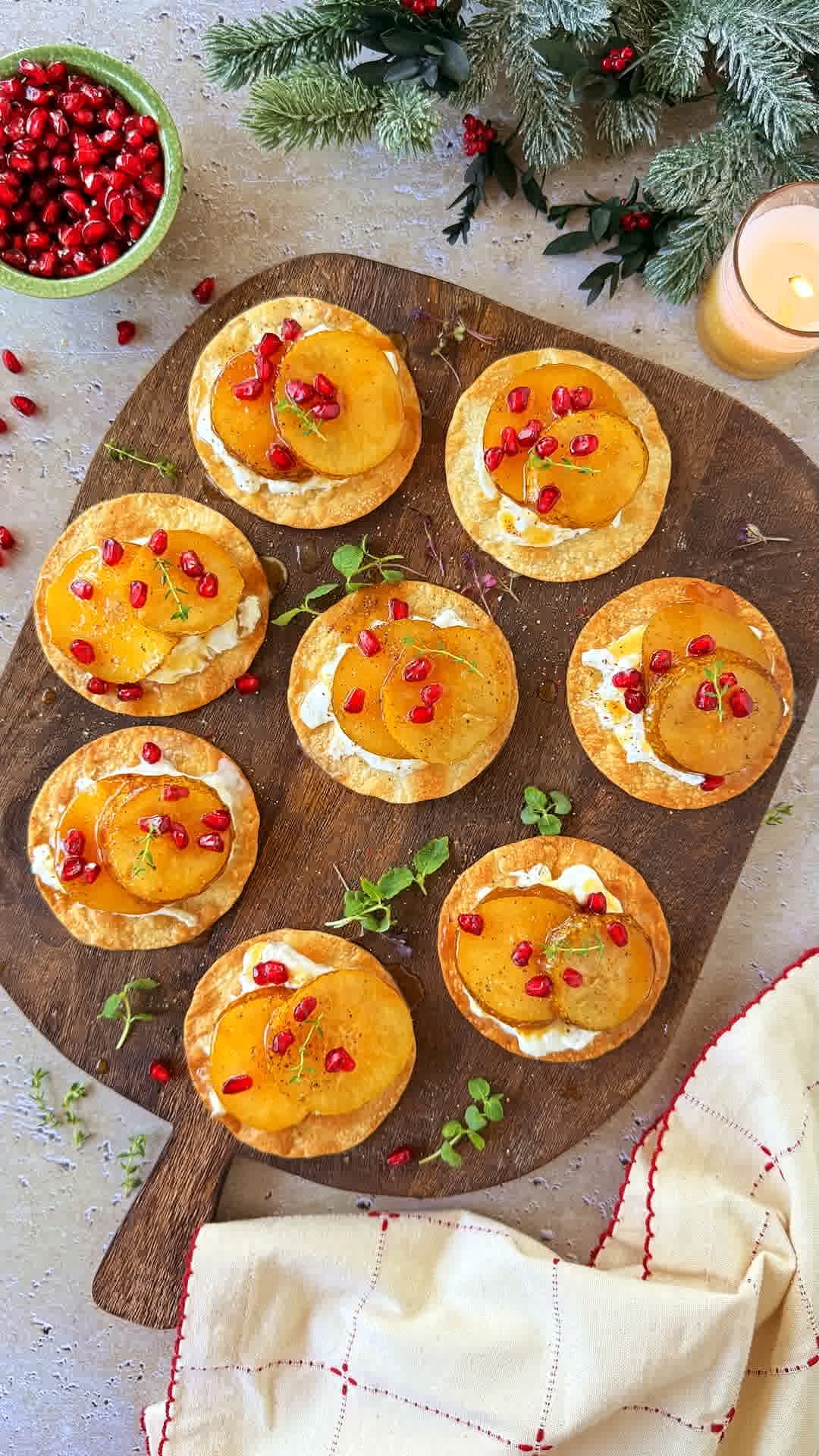 Montaditos de pera caramelizada con burrata