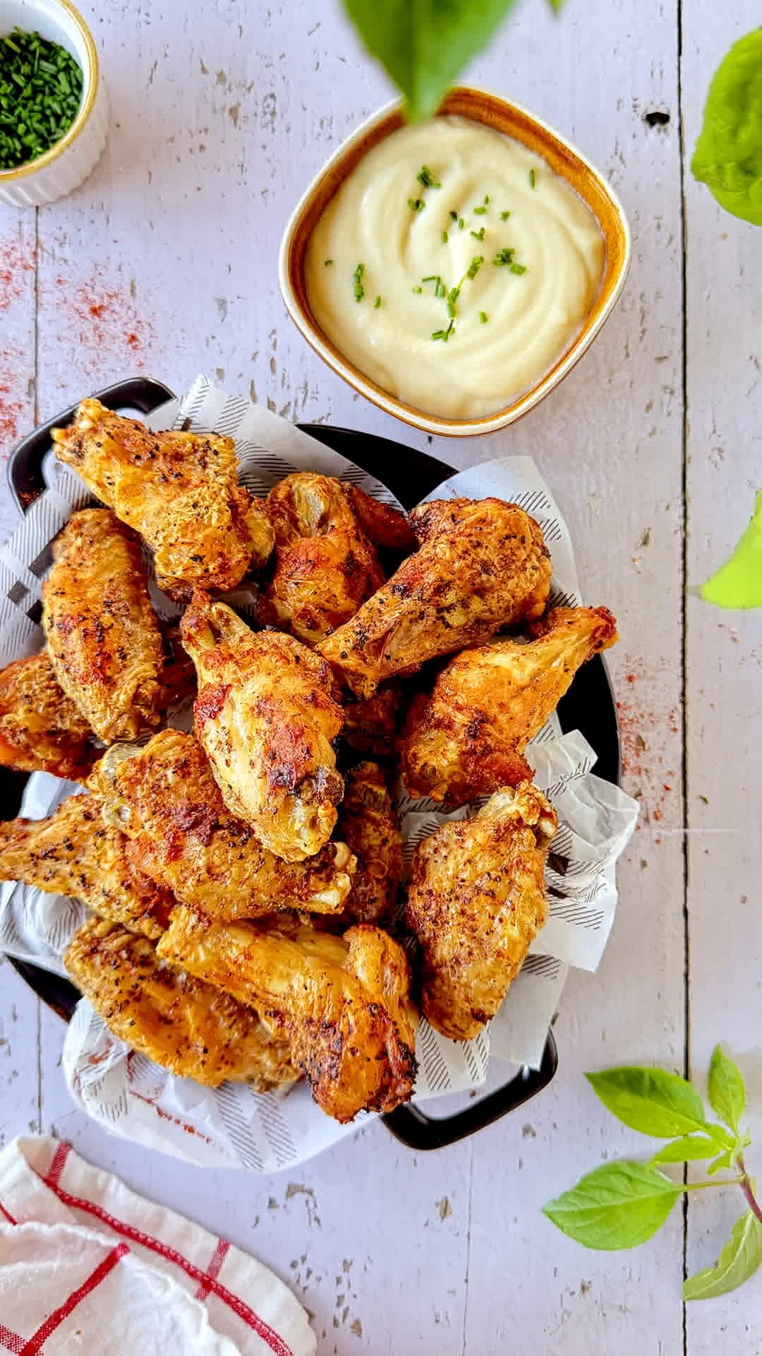 Alitas de pollo crujientes con salsa de ajos