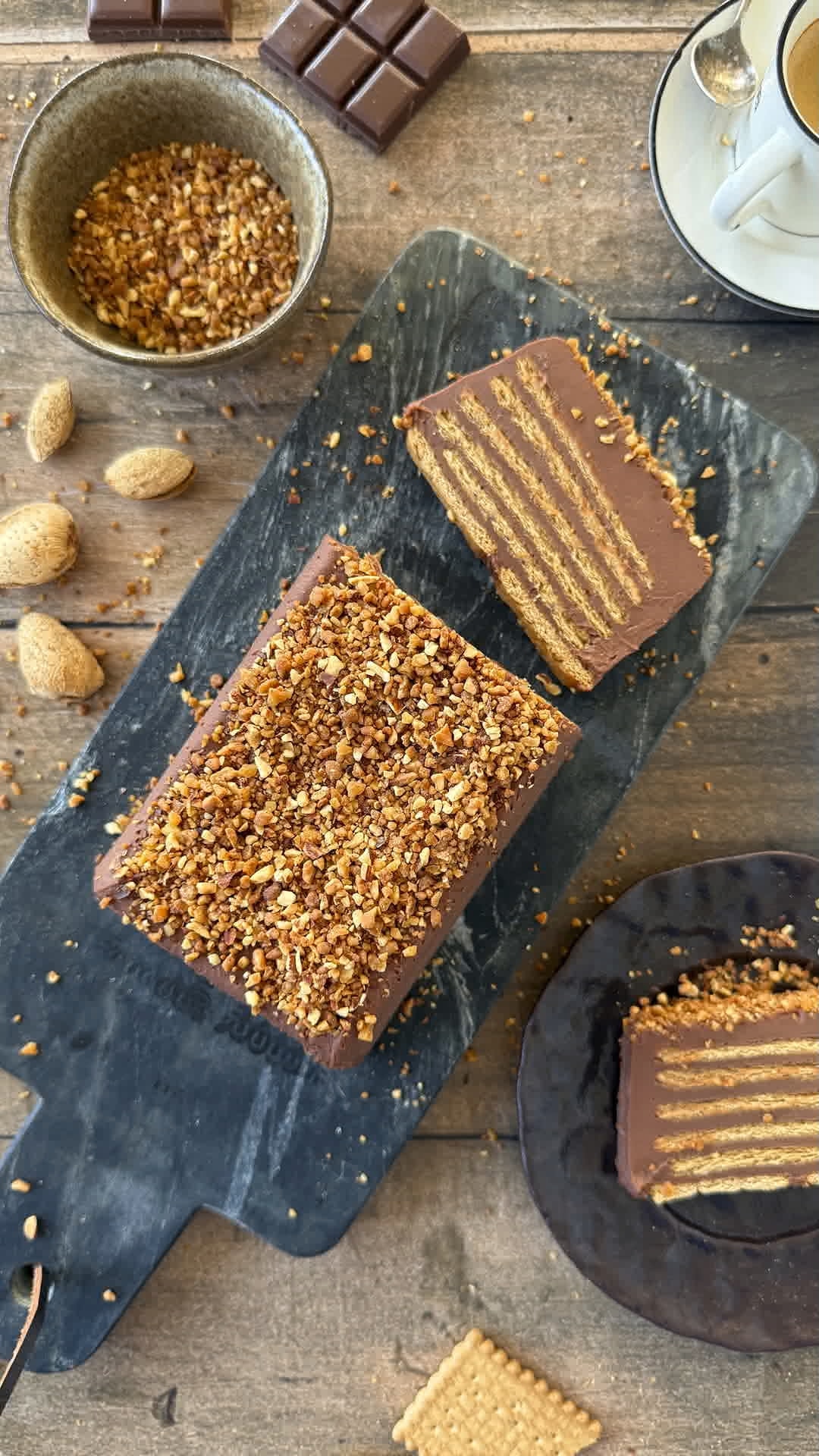 Tarta de galletas y chocolate con leche