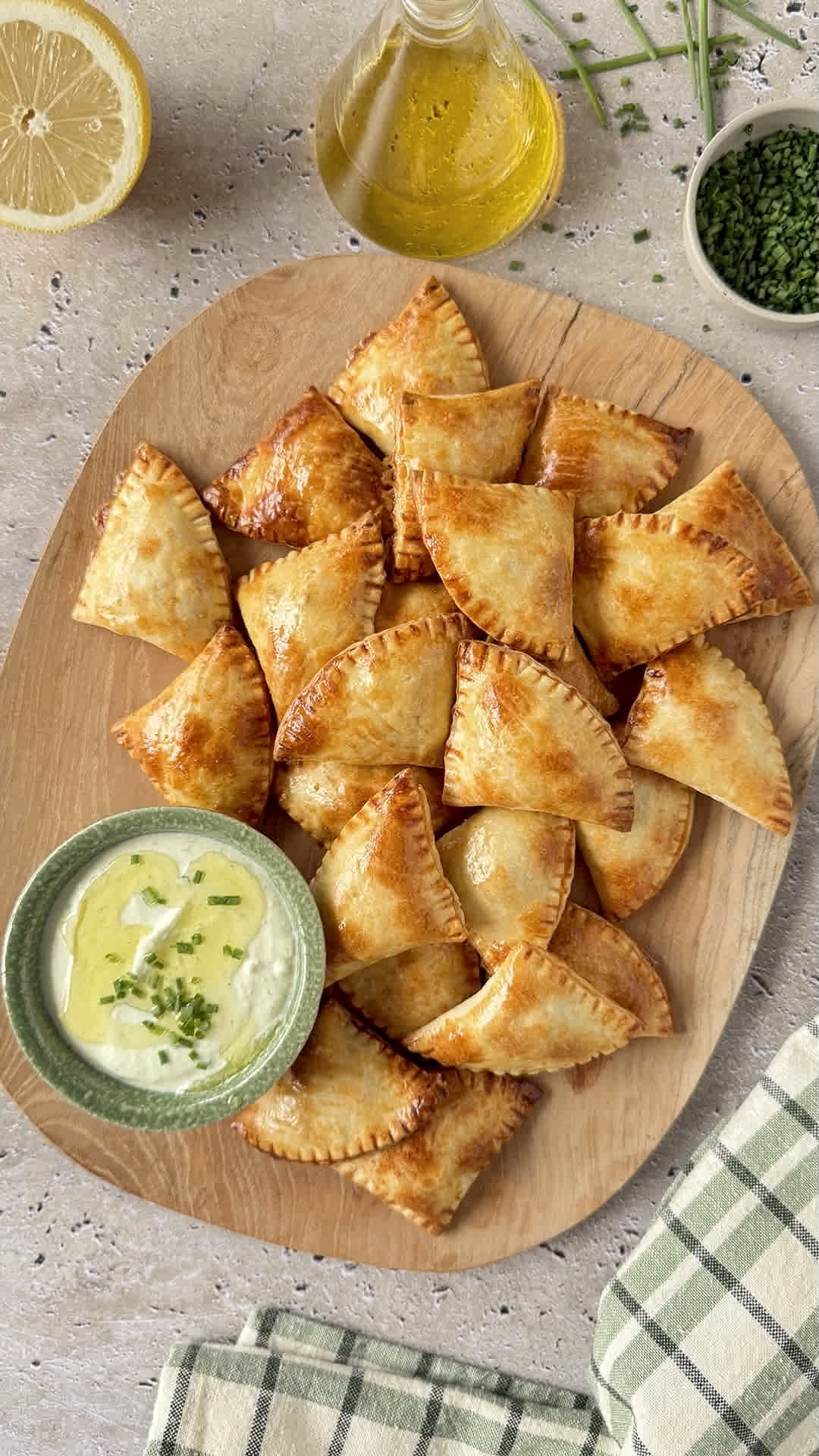 Triángulos rellenos con dip de feta