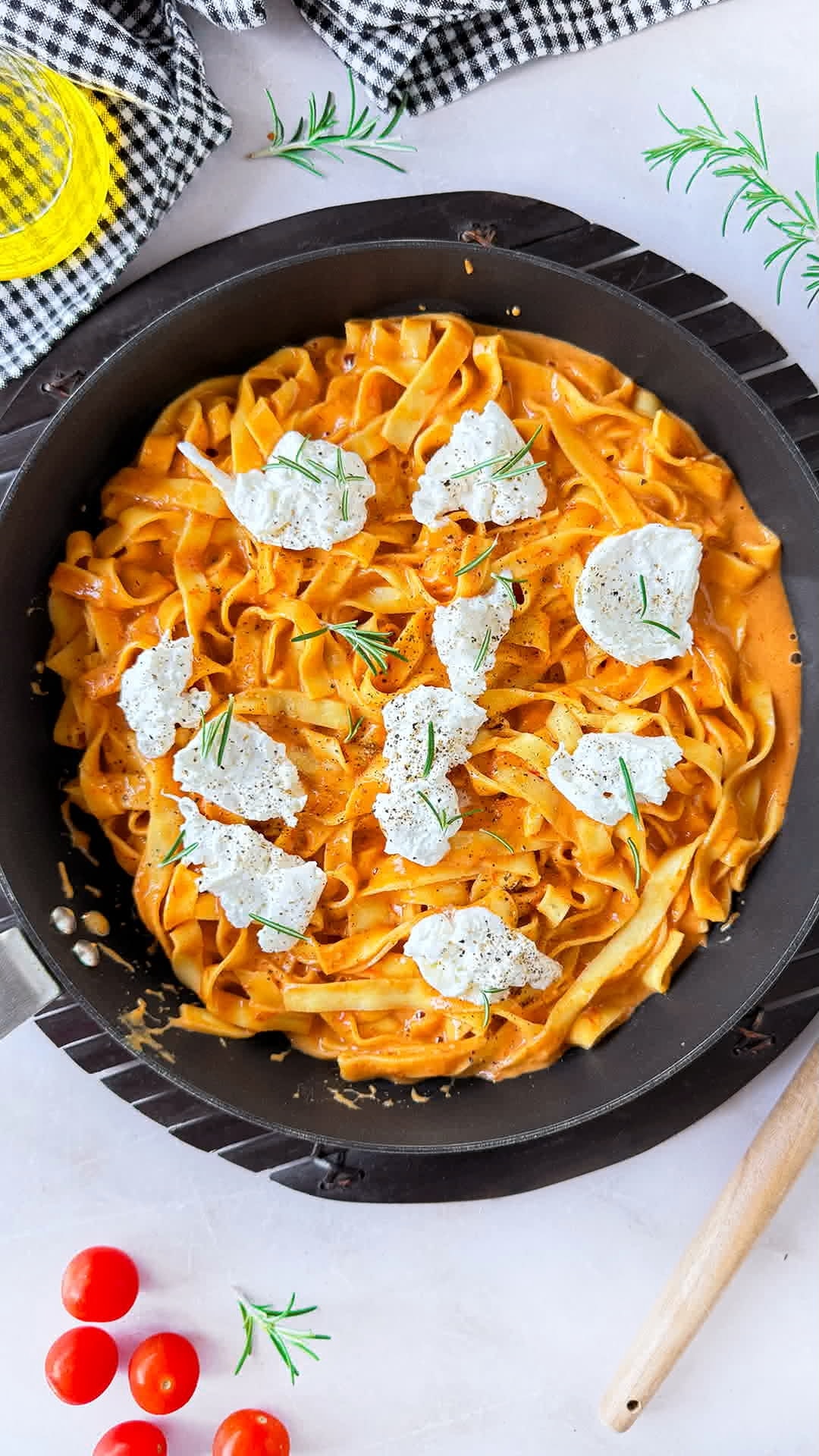 Pasta cremosa de tomates cherry y burrata