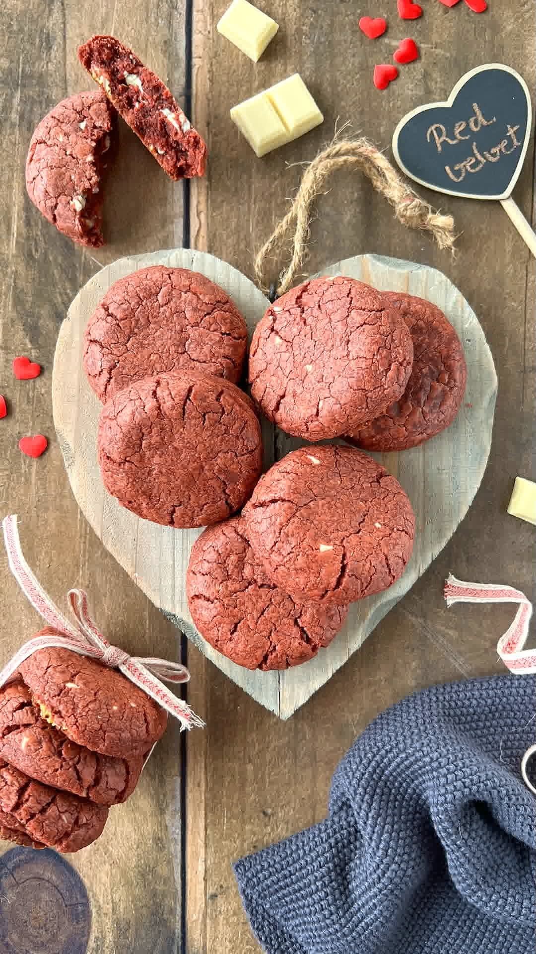 Red velvet cookies con chocolate blanco