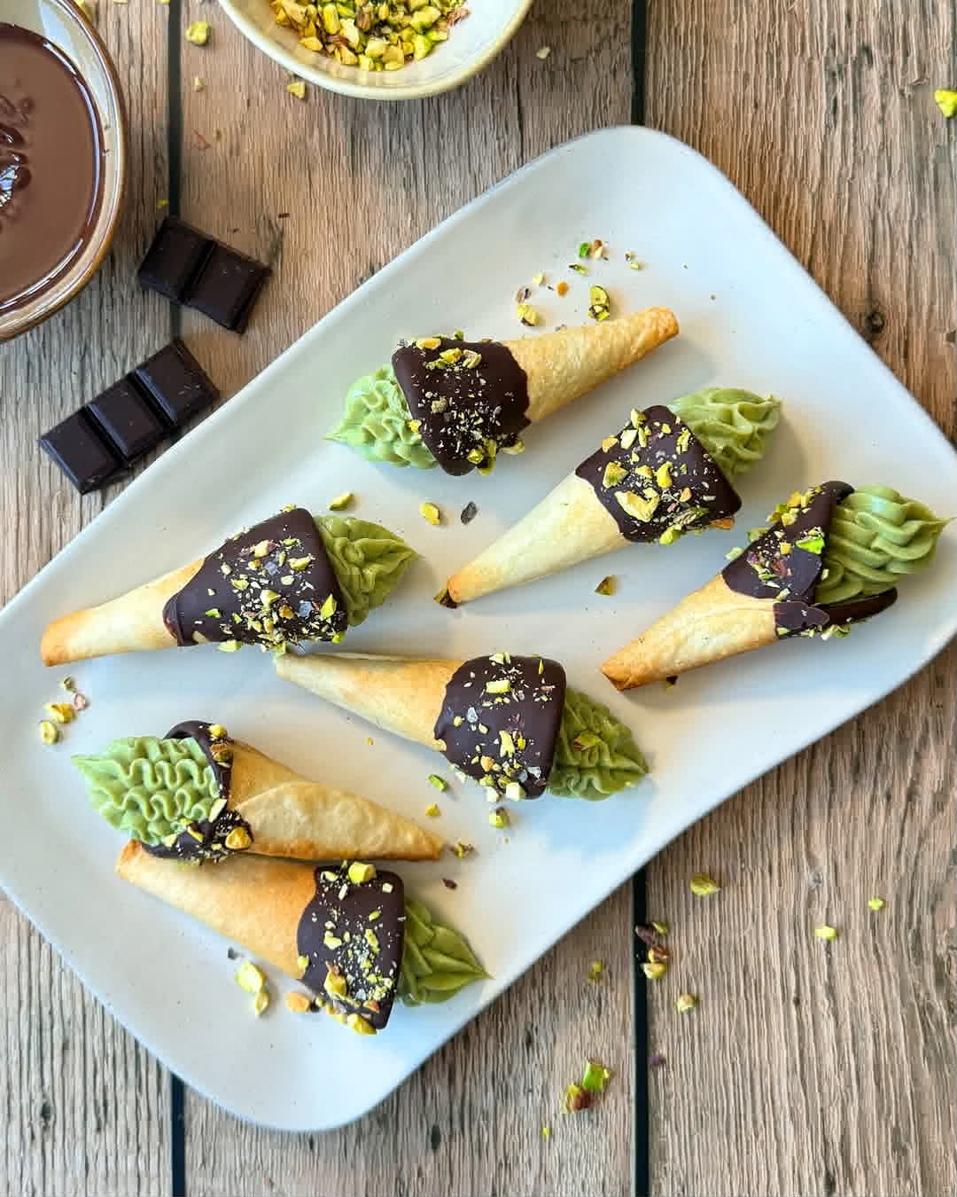 Conos de chocolate y crema de pistachos