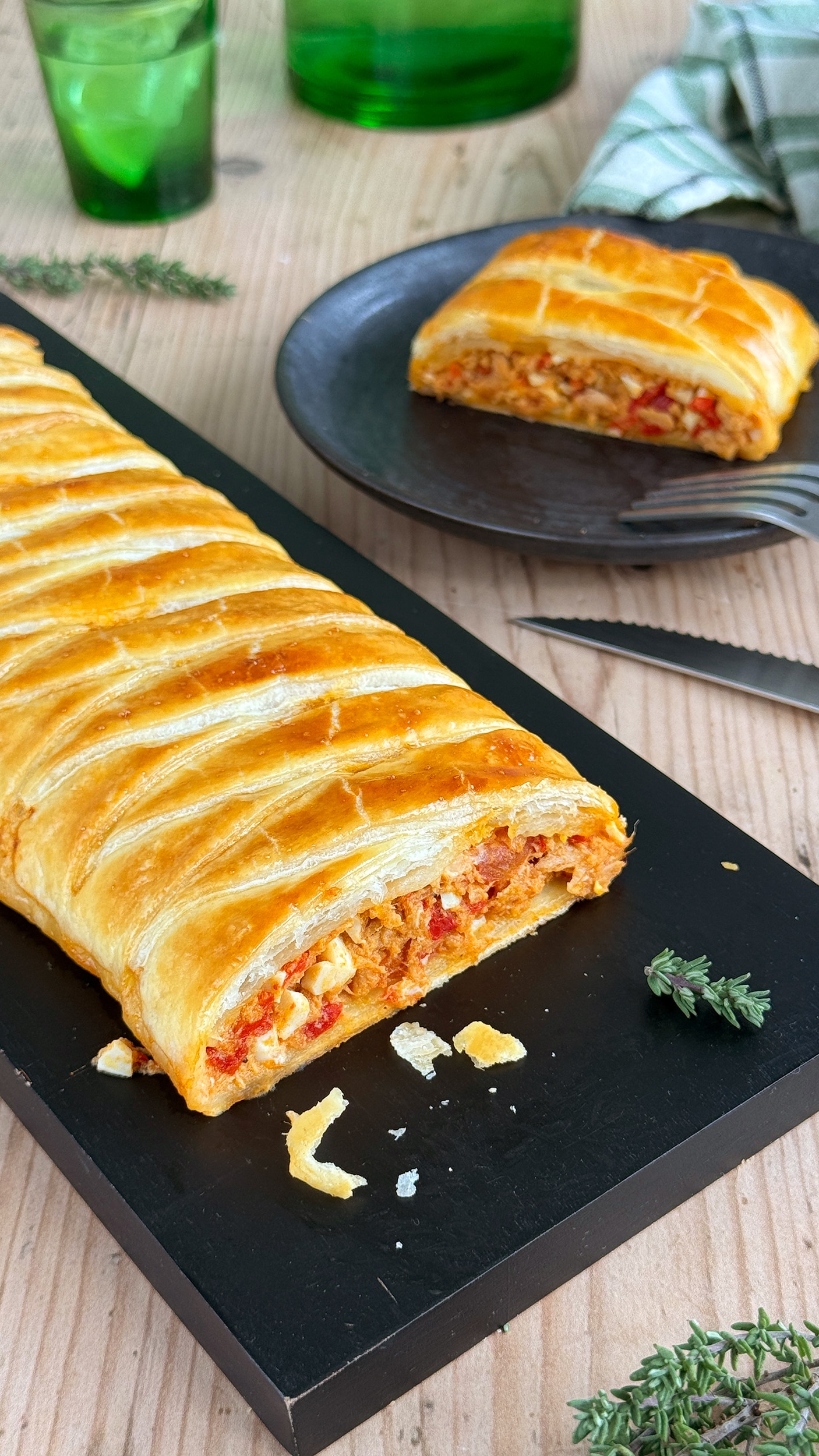 Trenza de hojaldre rellena de atún y tomate