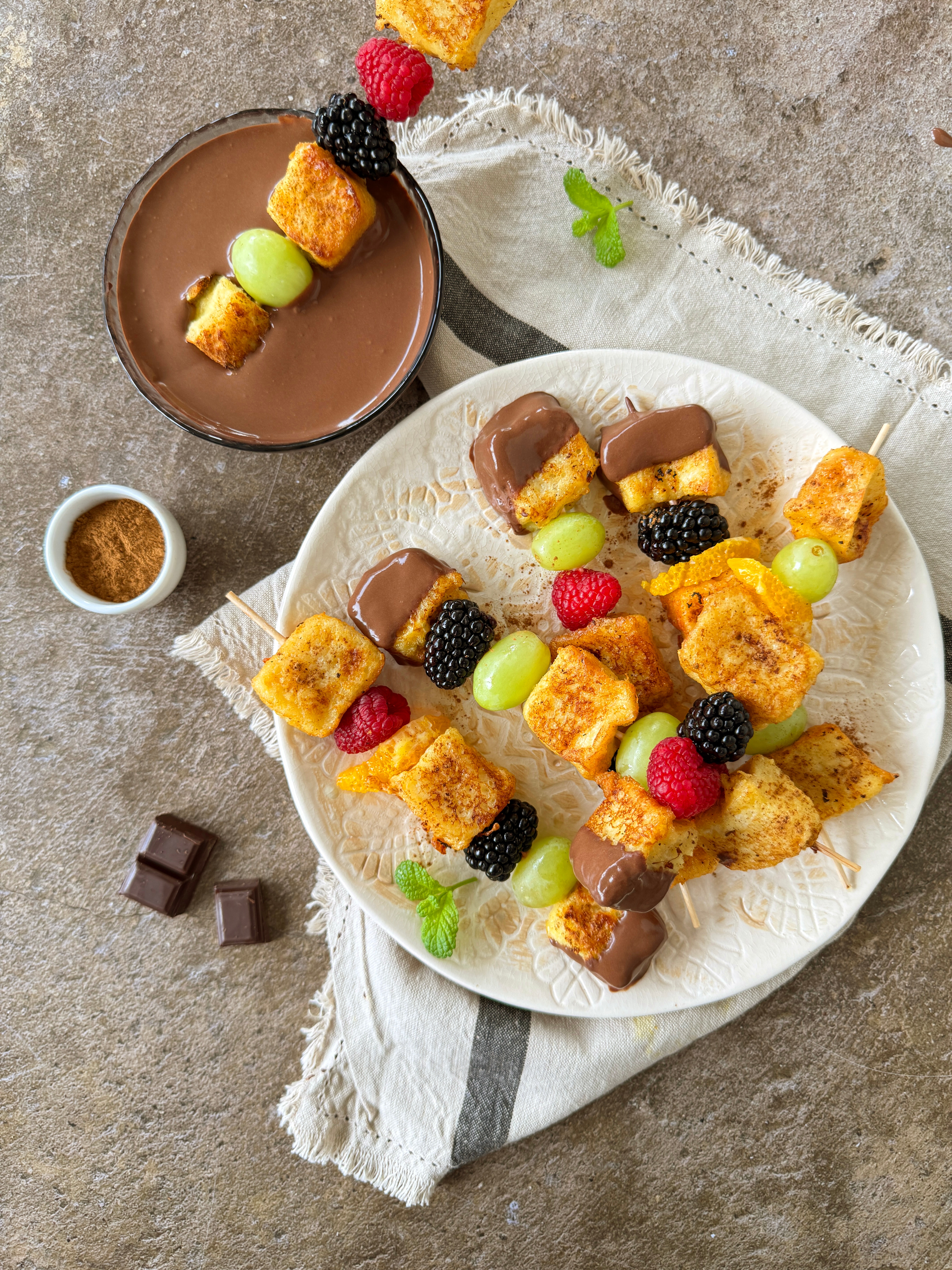 Brochetas de torrijas con salsa de chocolate