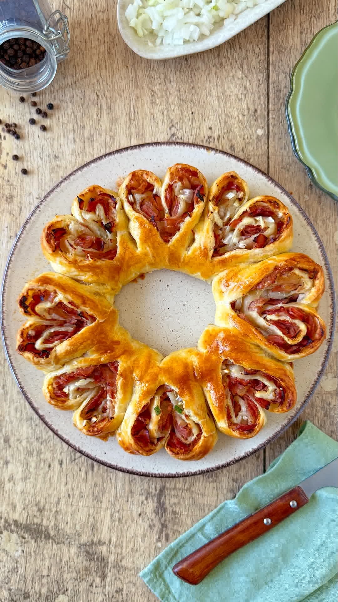 Corona de hojaldre rellena de jamón y cebolleta