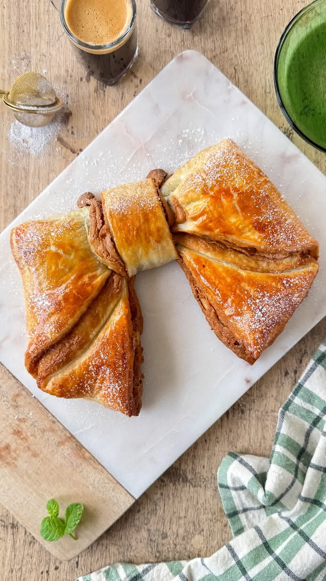 Lazo de hojaldre y crema Bíscoff