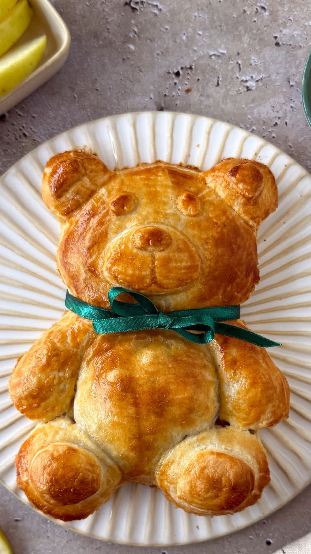Osito de hojaldre relleno de manzana y canela
