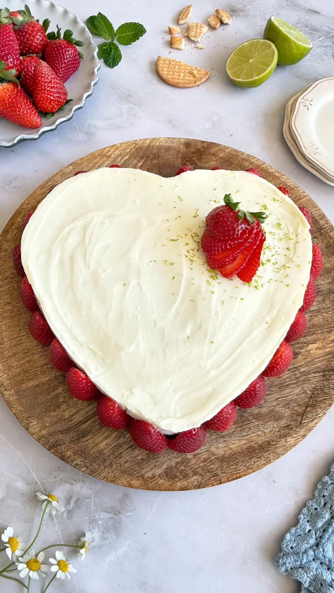 Tarta Corazón de galletas, lima y fresas