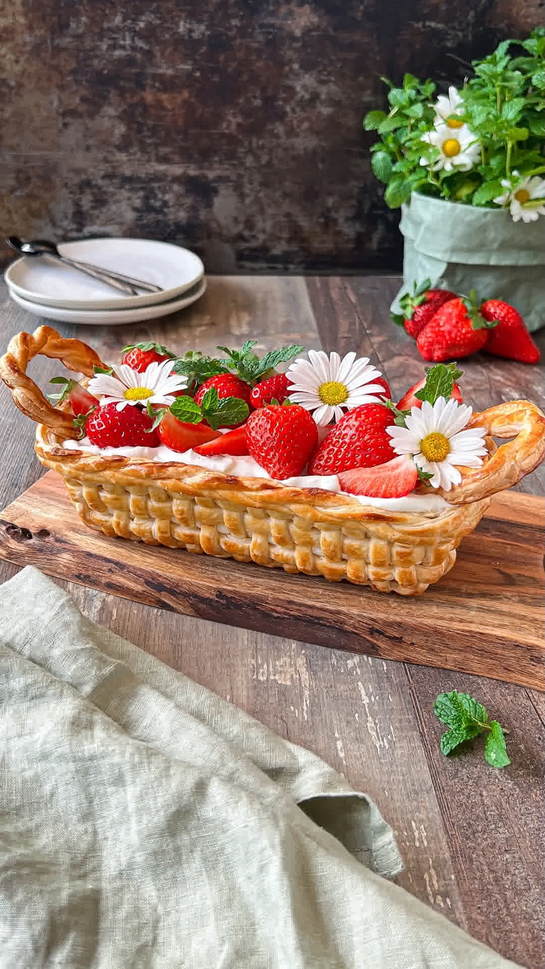 Cesta de hojaldre con nata y fresas