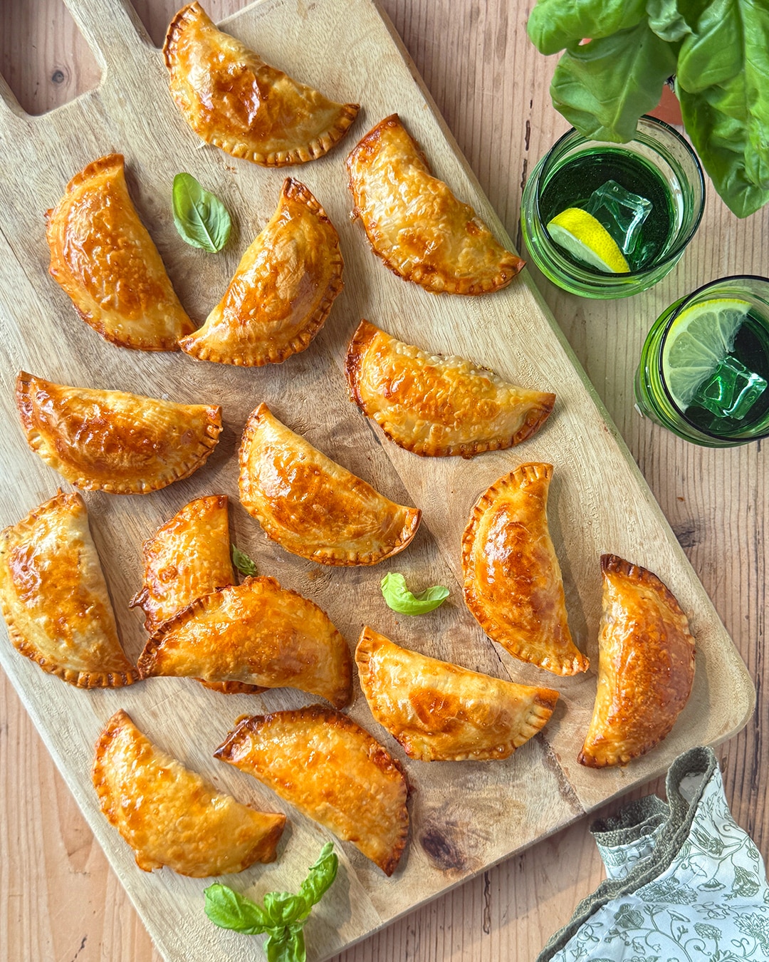 Empanadillas de jamón y queso gruyere