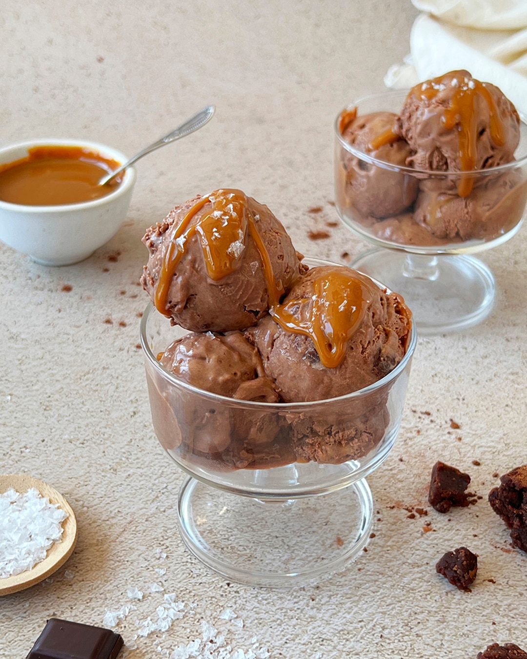 Helado de chocolate y caramelo salado