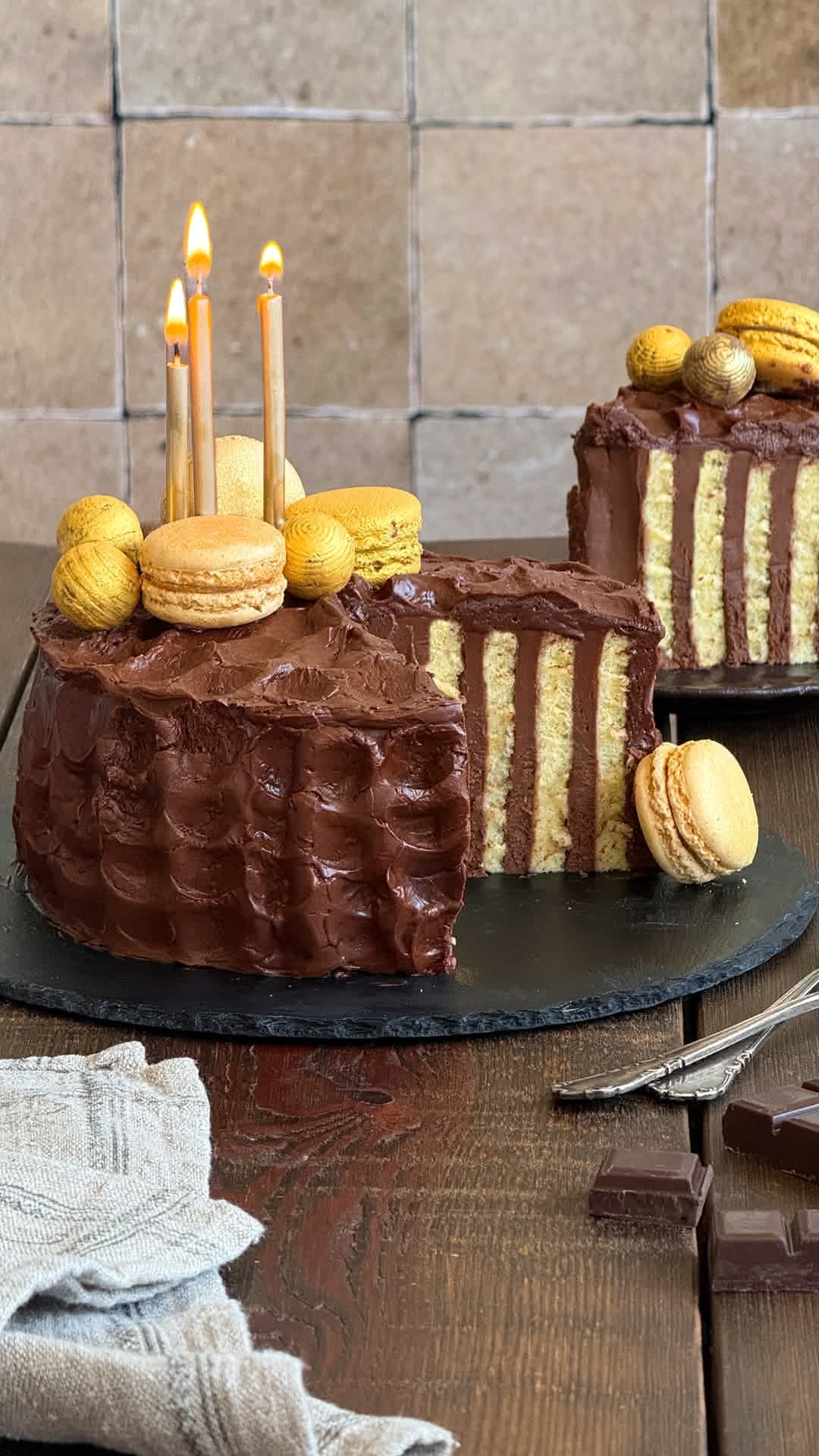 Pastel rayado de chocolate