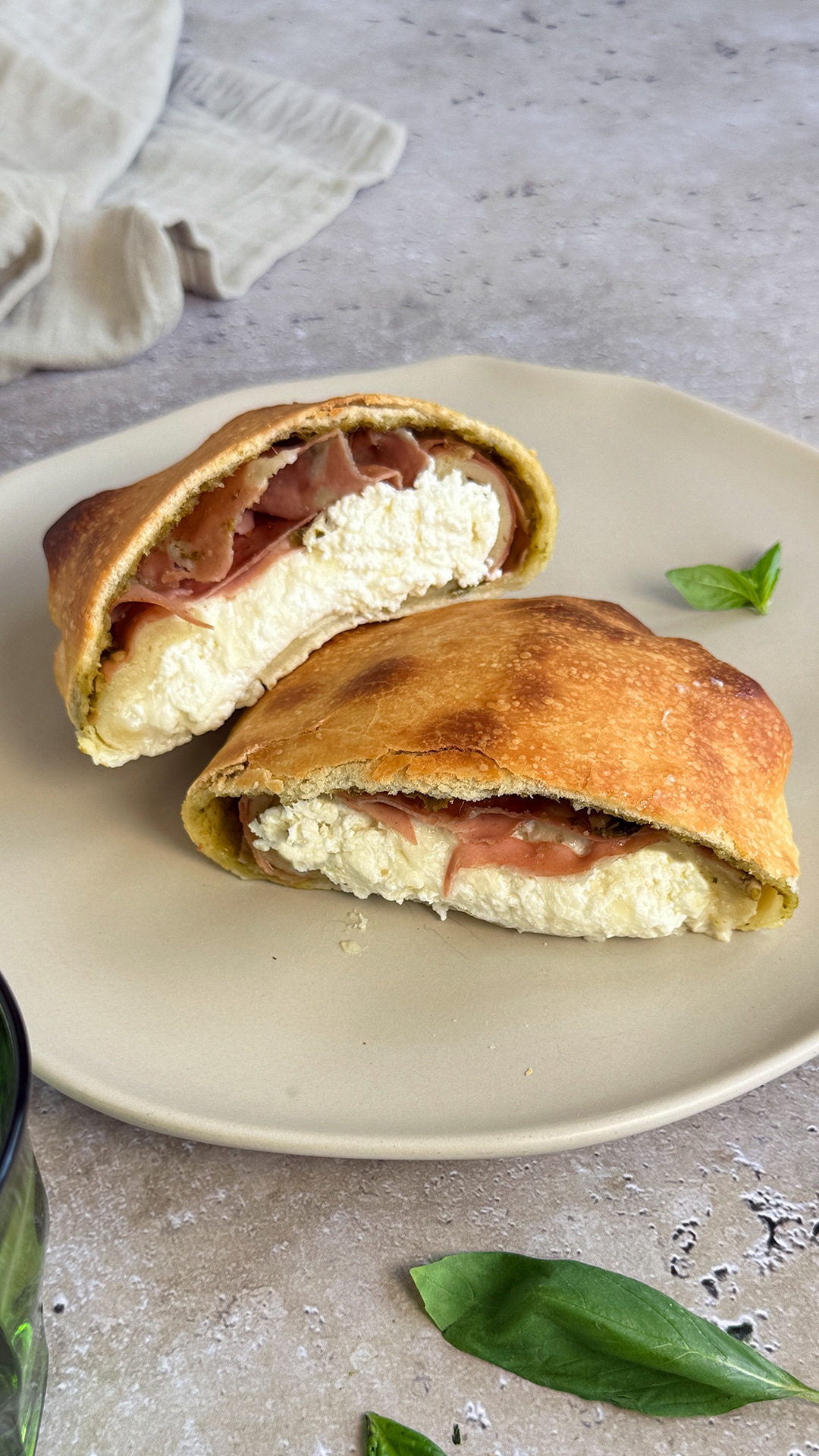 Cena rápida con masa de pizza y burrata