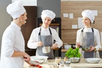 Cocineros en la cocina