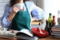 Cocinera preparando un plato