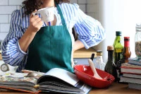 Cocinera preparando un plato