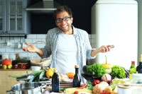 Hombre preparando una receta